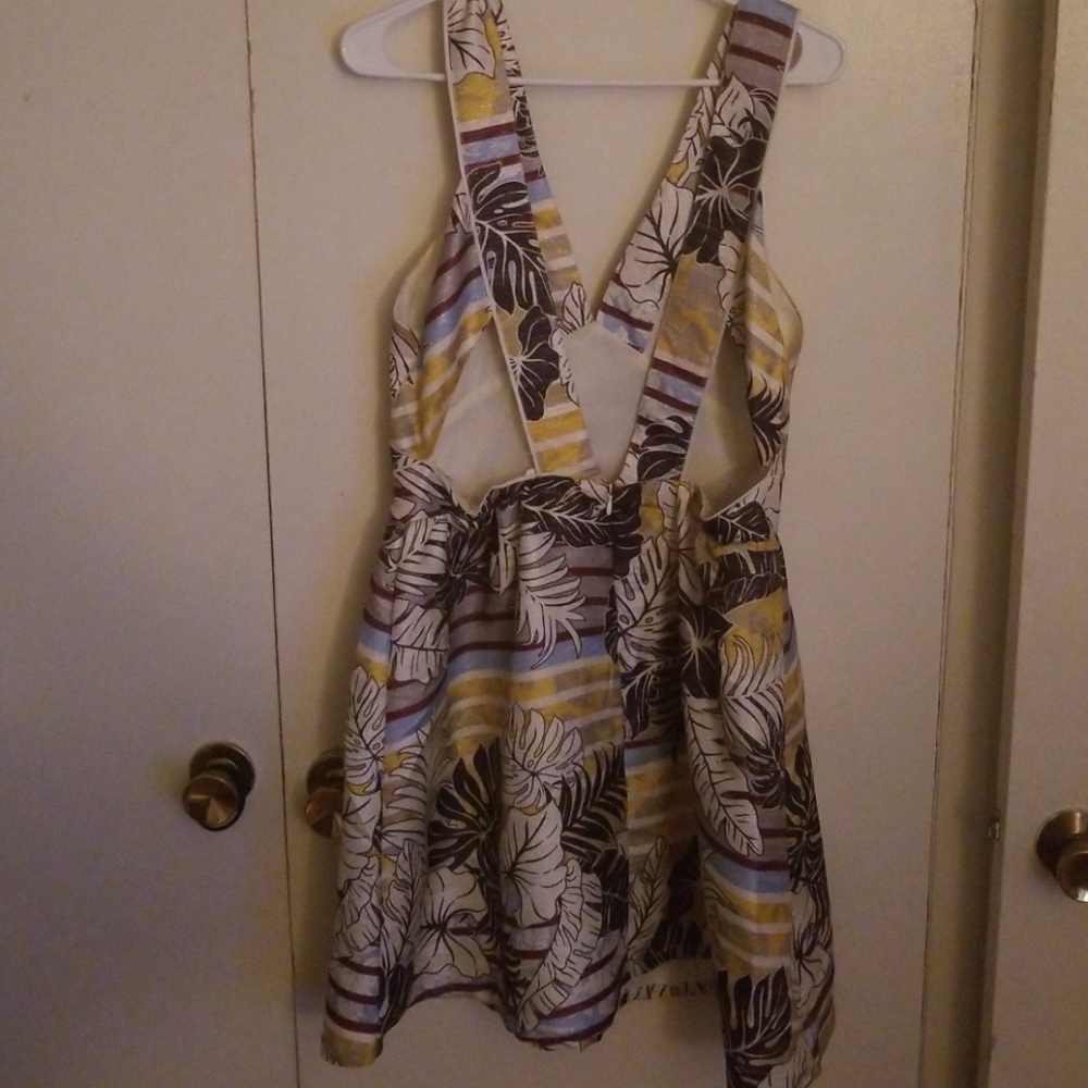 Sidesout Spring Dress - Picture 2 of 2